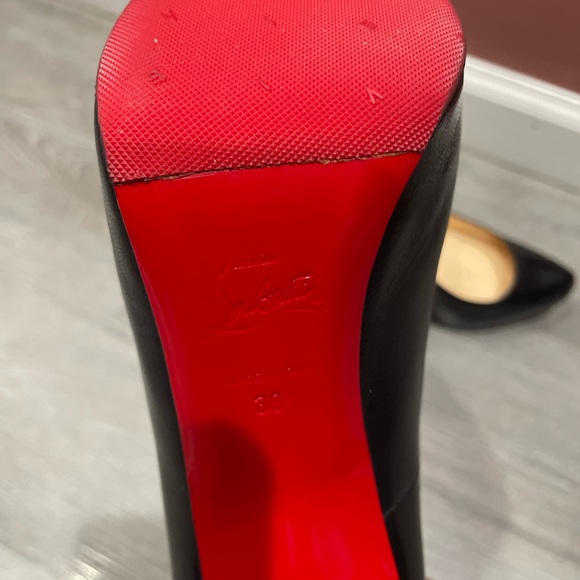 Louis Vuitton Shoes. Red bottom size 7,5 women. Only worn indoor once. Like new - Picture 4 of 9